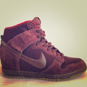 NIKE WMNS DUNK SKY HI ESSENTIAL
Retail: $120.00